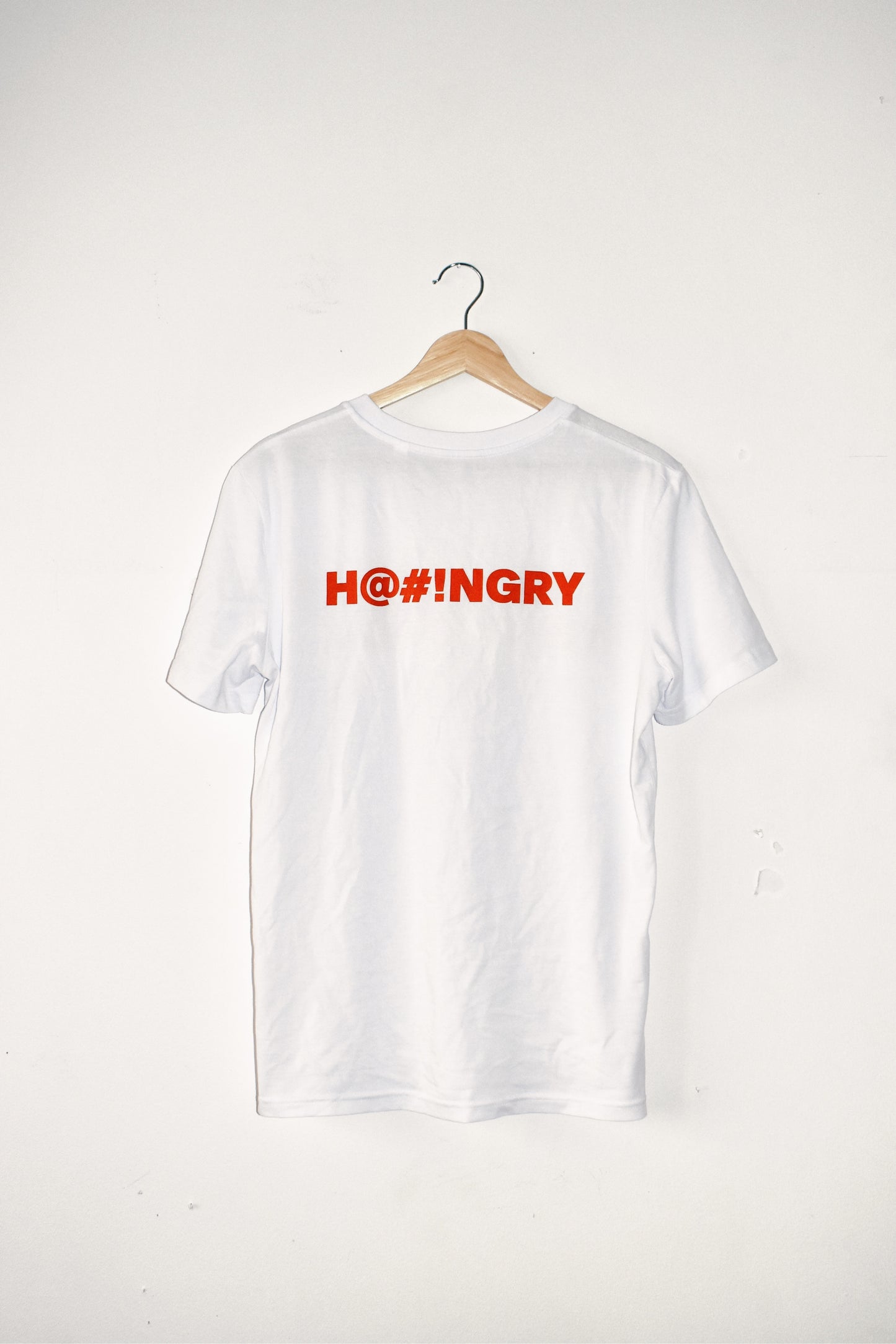 T-shirt baksida. Vit tröja med röd text. Hangry People.